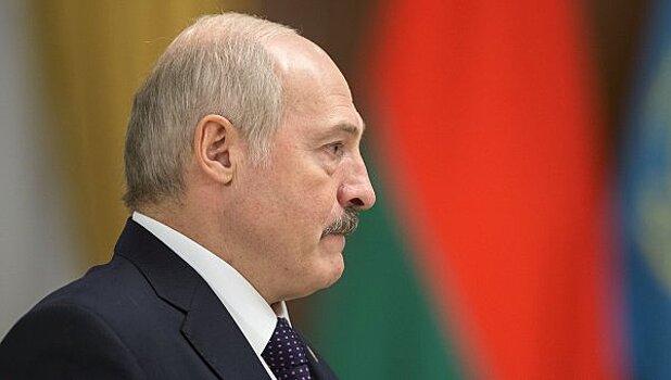 Лукашенко назвал тратой времени "клацанье оружием" у границ Белоруссии