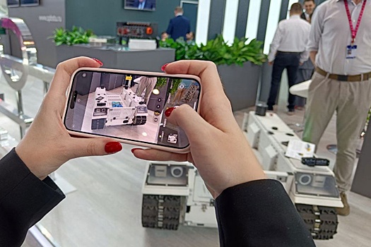 Молодые ученые презентовали на "Иннопроме" роботизированную гусеничную платформу