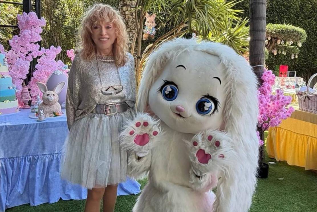 В сети восхитились появлением 76-летней Аллы Пугачевой в мини-юбке на фото с Пасхи.