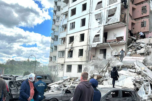 В Белгороде при разборе завалов жилого дома на спасателей рухнула крыша