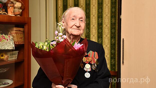 Со столетним юбилеем поздравил вологжанку Мэр города Сергей Воропанов
