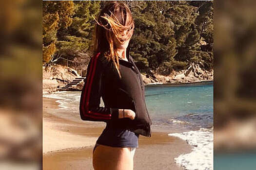 54-летняя Карла Бруни восхитила поклонников пляжным фото