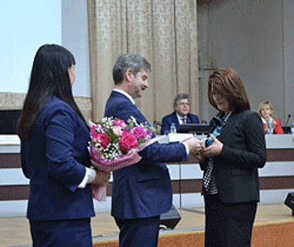 В Челябинске наградили двух врачей
