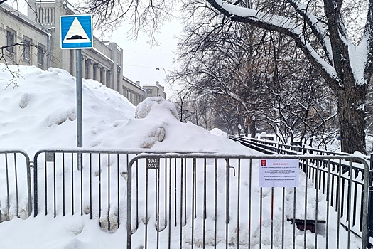 Горожане рассказали, как развлекаются в огромных сугробах