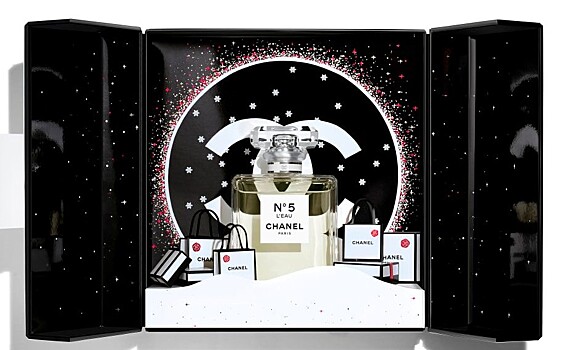 Лили-Роуз Депп стала лицом праздничной кампании Chanel