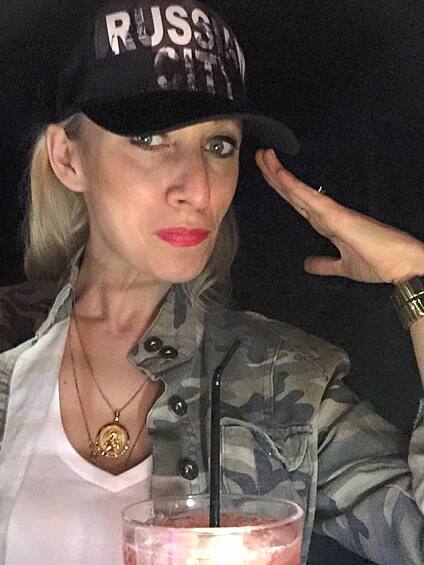 Cама Захарова попросила не сравнивать себя с Джен. «Для тех, кто пытается сравнить, вы, конечно же, неправы. Меня зовут Мария, Мария Захарова», — заявила она