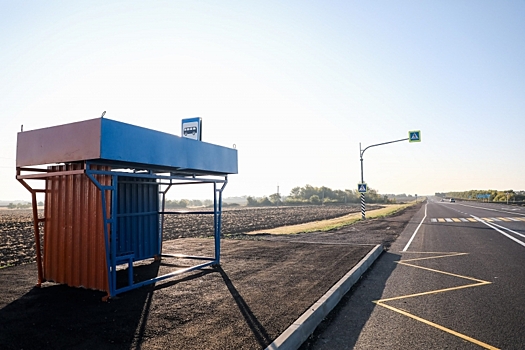 В Светлоярском районе дорожники приводят в порядок автобусные остановки