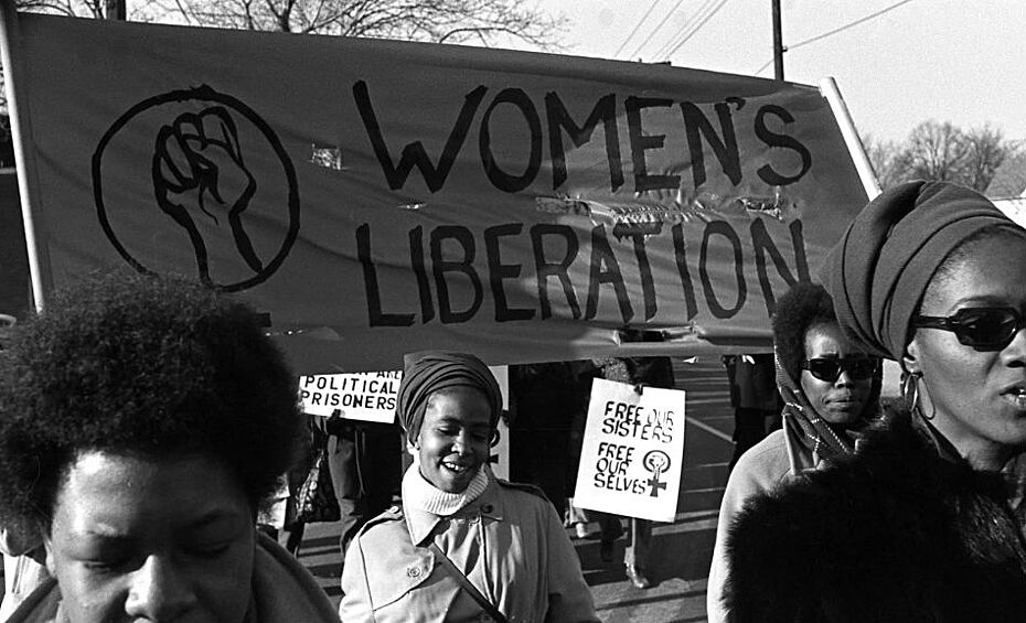 Группа женщин идет с баннером «Освобождение женщин» в поддержку Партии черных пантер, 1969 год.