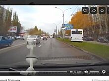 На видео попало, как автобус объезжает пробку по новому газону в Воронеже