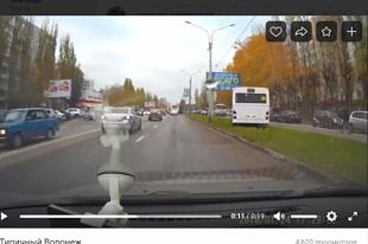 На видео попало, как автобус объезжает пробку по новому газону в Воронеже