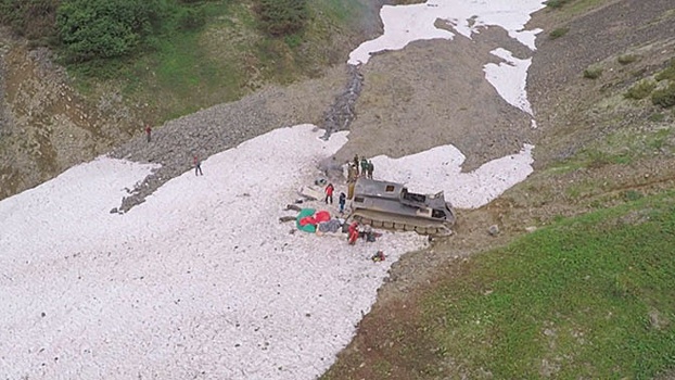 На Камчатке вездеход с геологами упал в ущелье