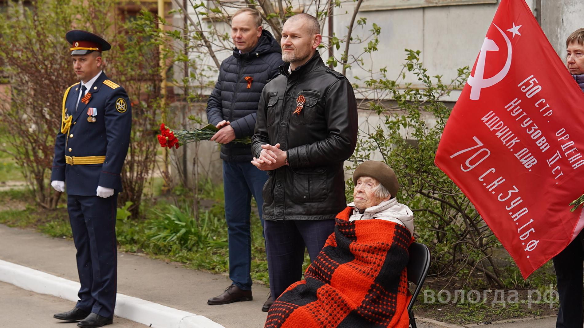 И. о. Мэра Вологды поздравил ветерана Лидию Лобазову с Днём Победы