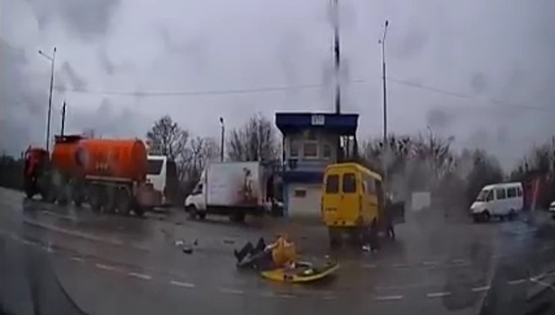 Момент столкновения бензовоза и маршрутки в Калмыкии попал на видео
