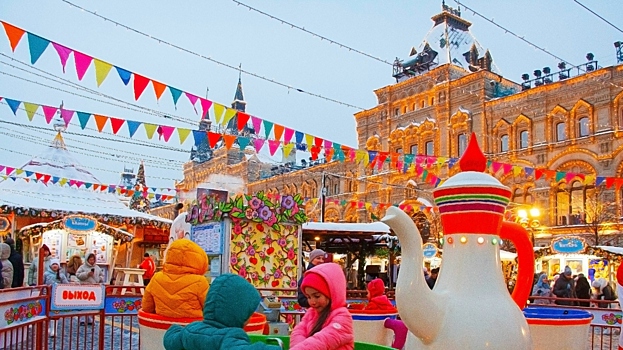 Мороз, огни и душевность: чем удивила новогодняя Москва туристов из Китая