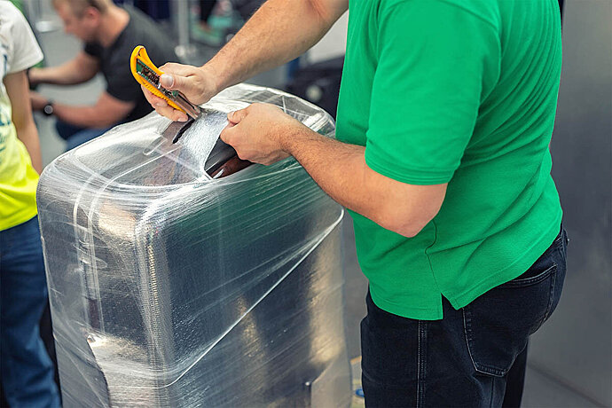 В Пулково запретили упаковывать багаж в пищевую пленку