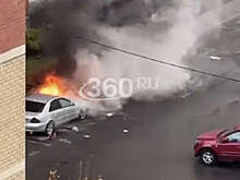 В Москве на видео сняли автомобиль, вспыхнувший во дворе дома