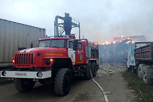 В Махачкале загорелся цех по производству мебели