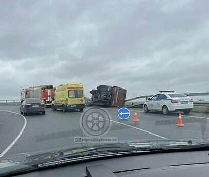 «Машину будто понесло»: под Калининградом перевернулась фура, пострадал 57-летний водитель