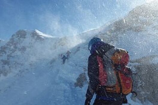 Полицейские Ставрополья эвакуировали сорвавшегося в горах КЧР альпиниста