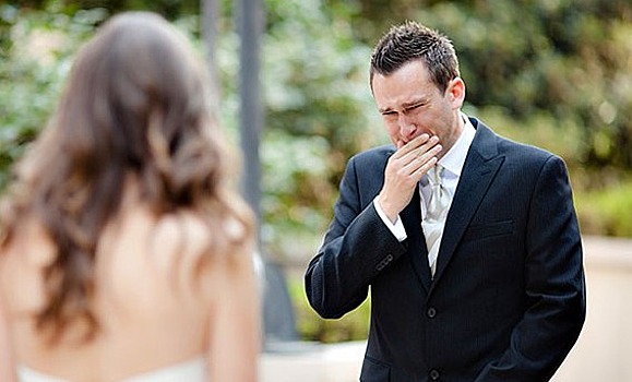Брутальный мужчина плачет как ребенок на собственной свадьбе