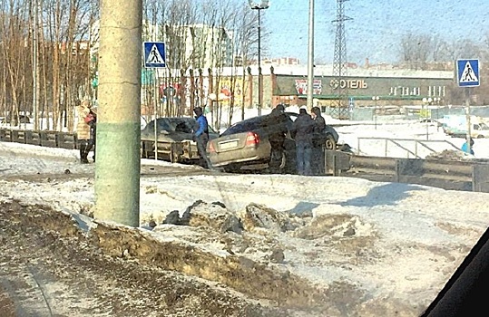 В Пензе у «Коллажа» иномарка вылетела на тротуар