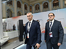 Губернатор Андрей Травников обсудил реконструкцию аэропорта Толмачево на форуме в Москве