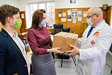 Нижегородским медикам и соцработникам передали более десяти тысяч защитных масок