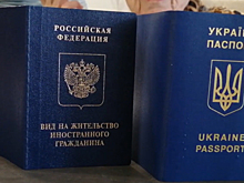 В Тюменской области сотрудники Управления по вопросам миграции вручили бессрочный вид на жительство 87-летней гражданке Украины
