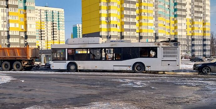 На Суворовском произошло возгорание в моторном отсеке автобуса