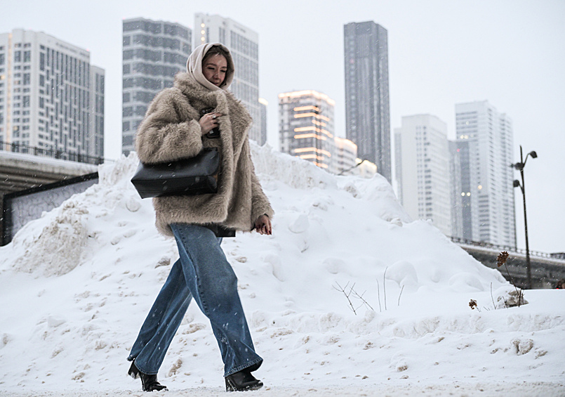 Девушка во время снегопада в Москве