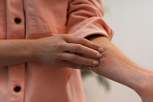 Амурчанка укусила за руку инспектора по делам несовершеннолетних