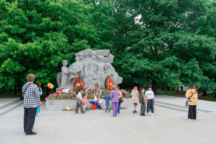Жители Краснодара почтили память павших в Великой Отечественной войне в Чистяковской Роще