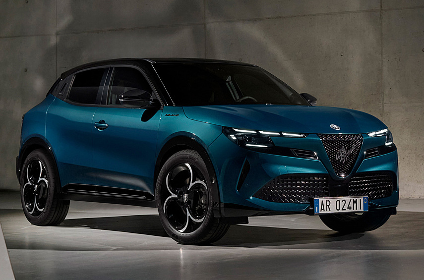 Alfa Romeo Junior. Самый компактный кроссовер итальянской компании первоначально представили под именем Milano: это название использовали в конце 1980-х и начале 1990-х годов на американском рынке для Alfa Romeo 75. Электрифицированный вседорожник B-класса делит архитектуру STLA Small с Fiat 600 и Jeep Avenger, а в гамме бренда располагается ступенью ниже Tonale.