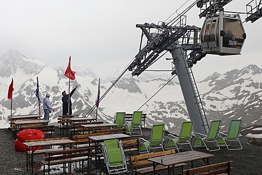 У подножия Эльбруса на поляне Азау выпал первый снег