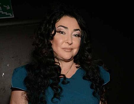 Фотограф Пугачевой поделился фото практически лысой Лолиты с Сюткиным на «Песне года-1996»