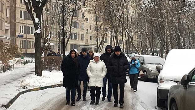 Глава управы обсудил с жителями Аллеи Жемчуговой вопросы эксплуатации жилых домов