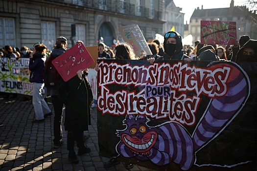 В парламенте Франции развернулась борьба вокруг пенсионной реформы