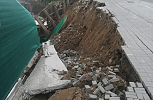 В котлован новосибирской «Снежной мили» упал тротуар и забор: стройка идет уже шесть лет