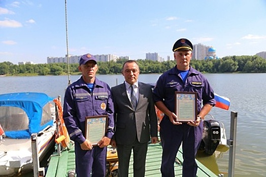 Спасателей Москвы поблагодарили за помощь иностранцу, который едва не утонул