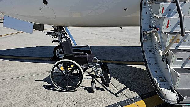 Летевшая в Москву после химиотерапии россиянка спасла жизнь иностранке на борту самолета