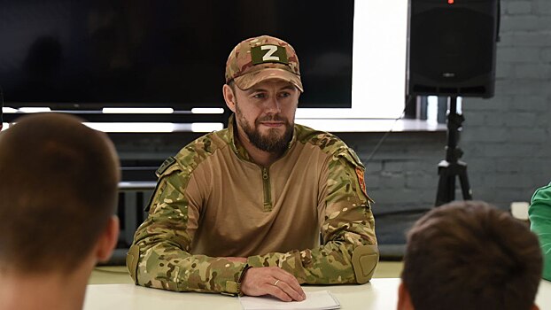 Военкор Михаил Суриков встретился с молодыми спортсменами