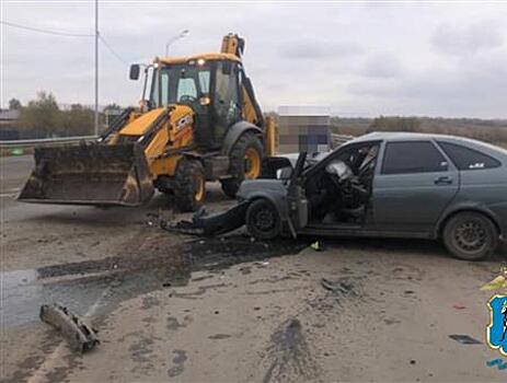 Под Самарой водитель Lada врезался в погрузчик