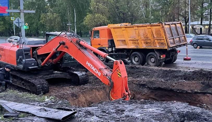 В Челябинске продолжают устранять последствия аварии на коллекторе с изливом канализационных стоков