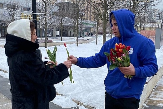 Молодогвардейцы поздравили зеленоградок с Международным женским днем