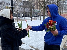 Молодогвардейцы поздравили зеленоградок с Международным женским днем