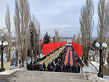 В Волгограде на Мамаевом кургане растянули 80-метровую Сталинградскую ленту