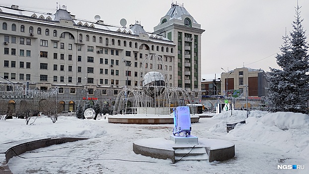 В центре Новосибирска поставили ледяной чемодан