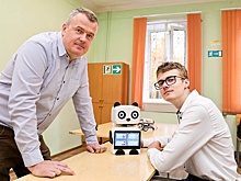 Школьник создал робота для обучения языку жестов