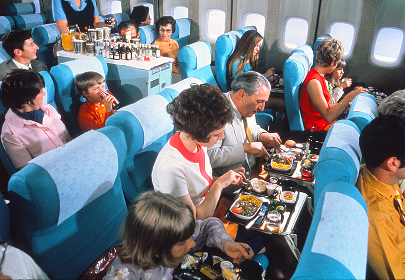 В 1960-х годах появился экономкласс, но на качество обслуживания это не повлияло: в типичный обед входили креветки, копченый лосось и вино на выбор