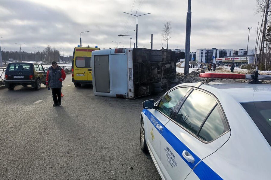 Переполненный автобус опрокинулся в Петрозаводске